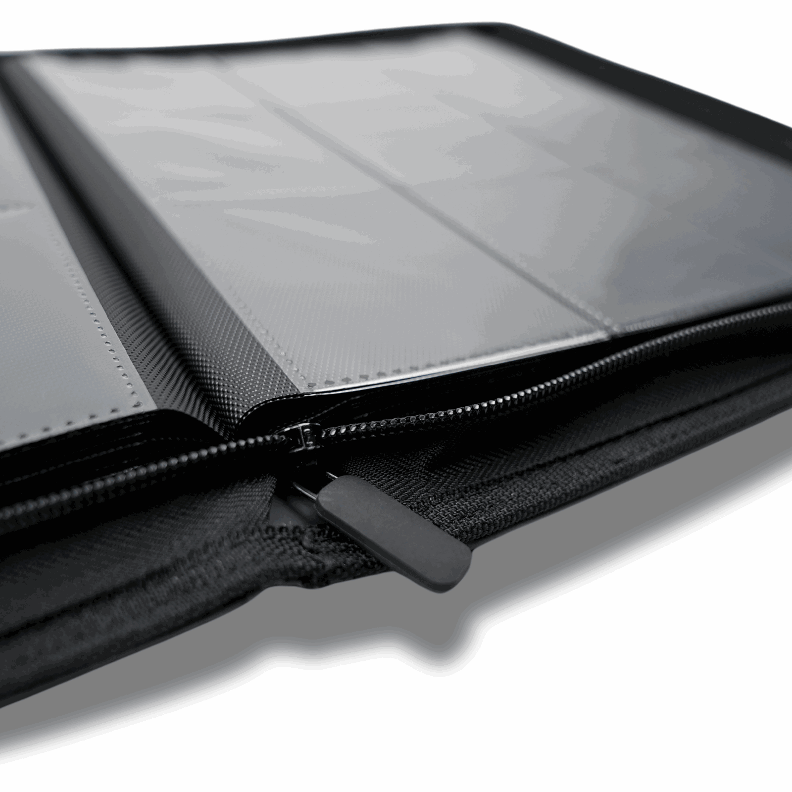 cardcosmos - 9 Pocket Zip Premium Leather Binder - Schwarz/Silber