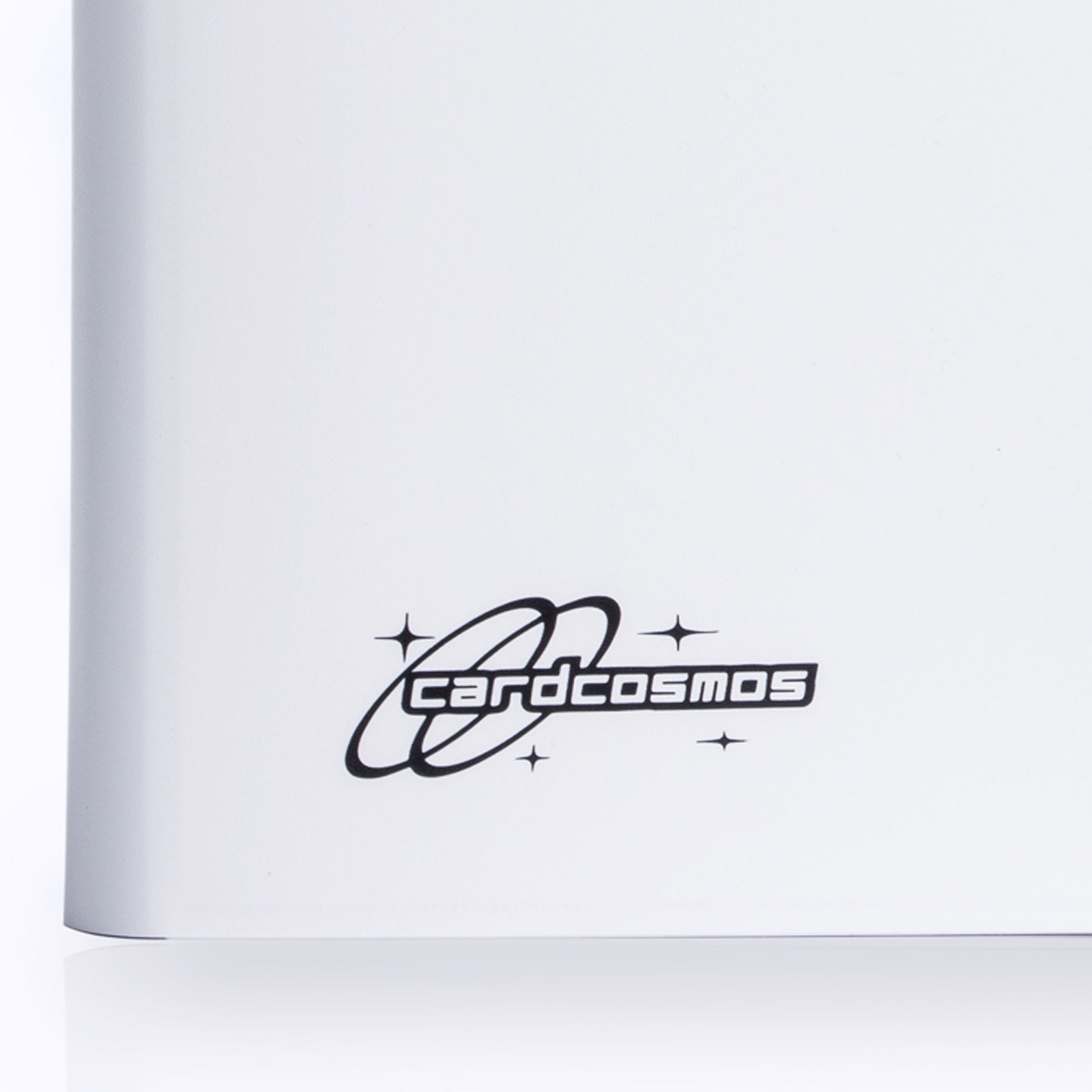 cardcosmos - 9 Pocket Basic Strap Binder - Weiß Cardcosmos Logo