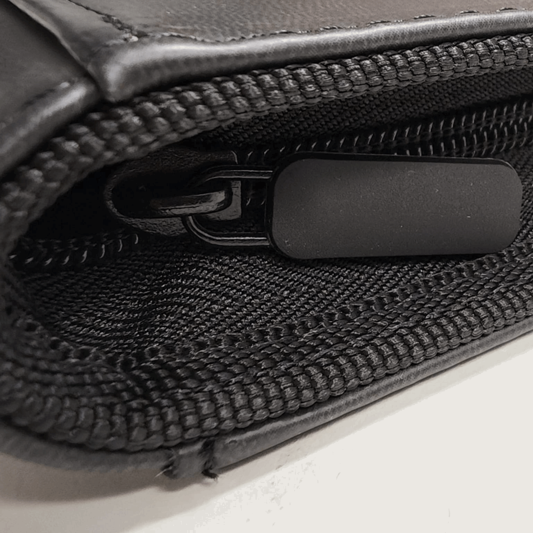 cardcosmos_9_Pocket_Zip_Premium_Leather_Binder_Schwarz_Schwarz  Stoff